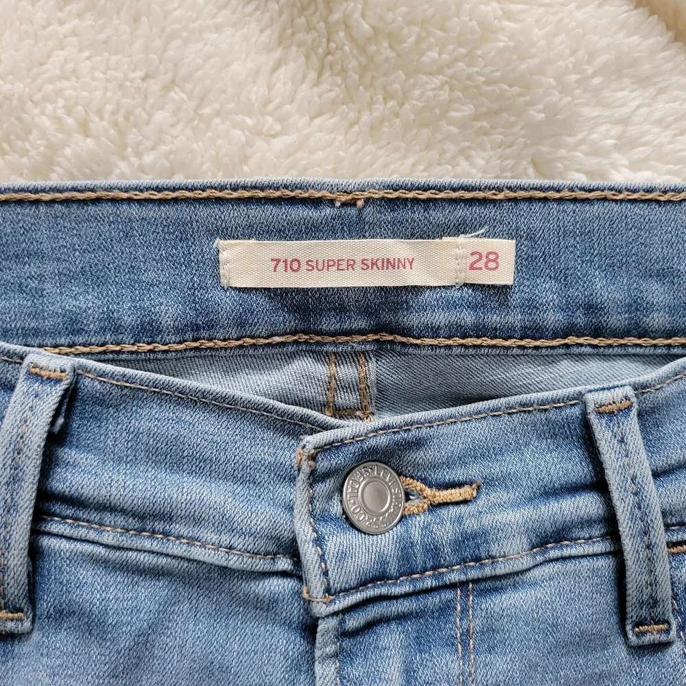 Distressed & Acid-Washed Levi Jeans - Picture 3 of 4